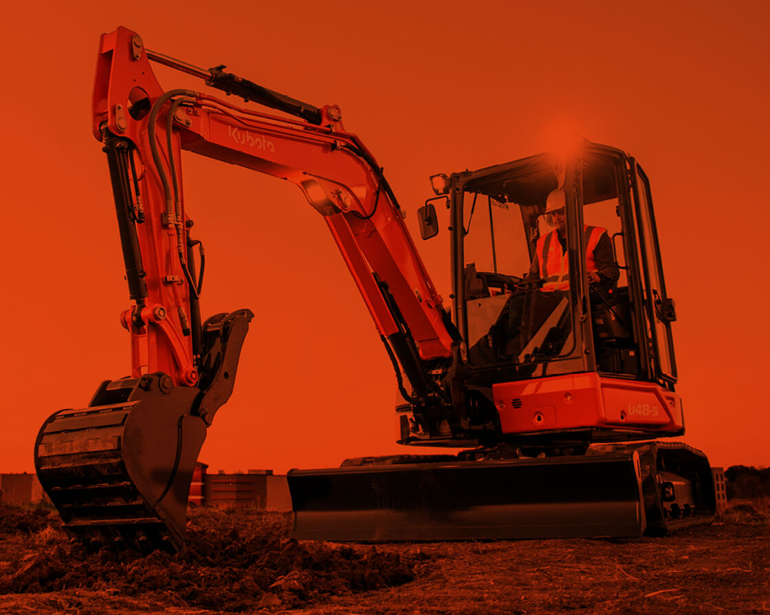 Mini-pelle effectuant travaux d'excavation