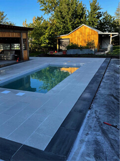 Terrassement de dalles autour d'un étang