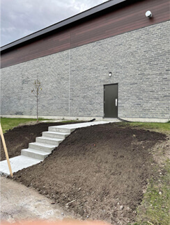 Travaux de remplissage autour des marches